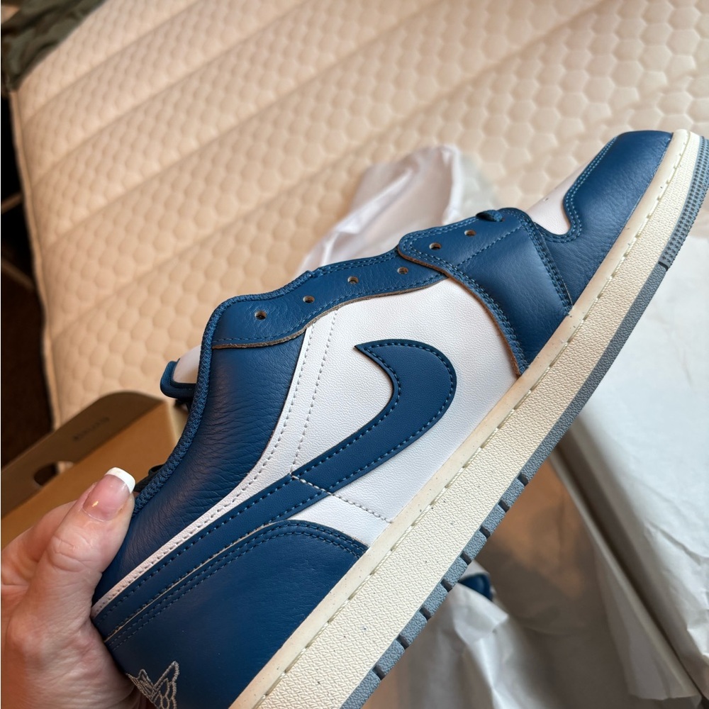 NIKE Jordan BRAND BEW NEVER BEEN WORN Men's Navy and White Sneakers - Picture 3 of 5
